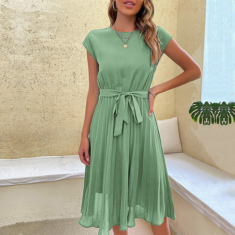 Casual beach outfit with short sleeves and cinched waist design