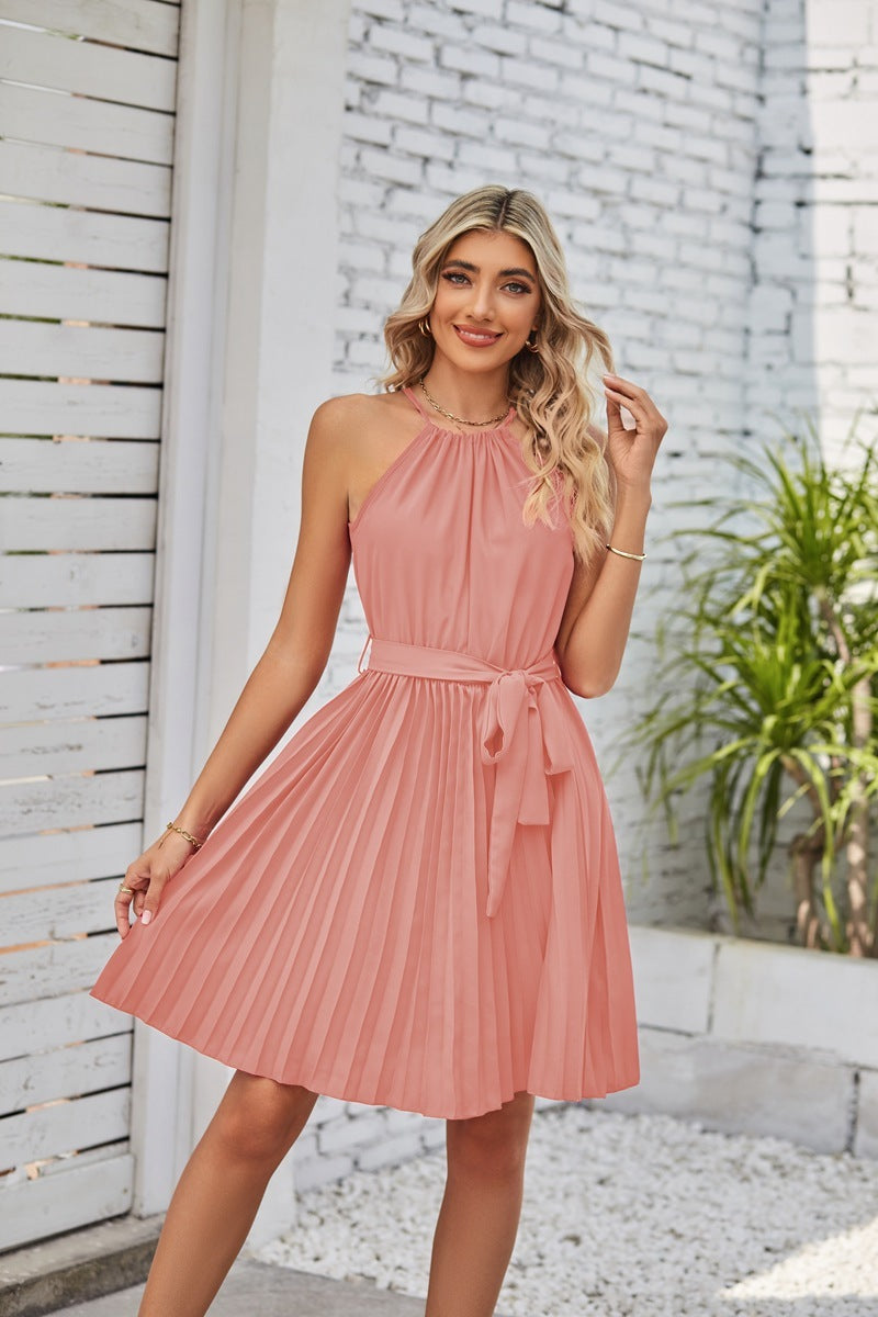 Sophisticated summer dress with figure-hugging silhouette
